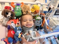 Cirugía milagrosa salva a un niño de 2 años con cuello roto y médula espinal seccionada