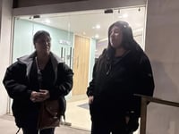 Trasladarán vía aérea a bebé quemada por olla de frijoles caliente