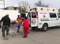 Atienden a adulto mayor frente a tienda OXXO en Nueva Rosita