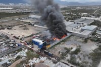 Incendio en empresa de químicos provoca intensa movilización en Escobedo, Nuevo León