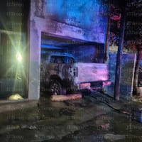 Incendio intencional consume camioneta en la colonia Azteca