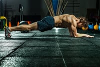 Por qué la plancha es uno de los ejercicios más completos para fortalecer el cuerpo