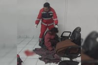 Mujer resulta lesionada tras caer en la Central de Autobuses