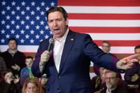 DeSantis destaca política migratoria en discurso del Estado de Florida