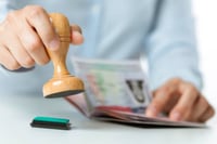 EU suspende emisión de visas para ciudadanos de 75 países