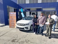 Canaco entrega a matrimonio ganador auto último modelo del Gran Sorteo del Comercio Canaco
