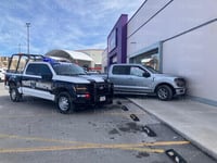 Confusión al volante provoca choque contra tienda Suburbia en Monclova