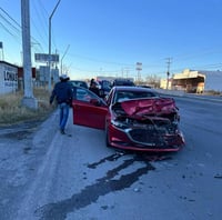 Conductora se estrella contra tráiler en Castaños