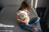 Uso de anticonceptivos reduce 50% embarazo adolescente
