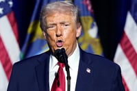 Trump presume medalla del Nobel que Machado le dio