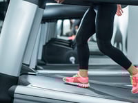 Beneficios reales de usar la caminadora inclinada en el gimnasio