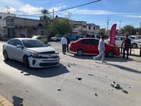 Maniobra imprudente provoca choque en el bulevar Juárez