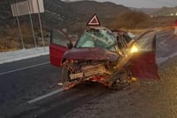 Joven conductor termina prensado tras volcar en la carretera 30