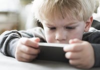 Así afecta al cerebro de tu bebé dejarle el móvil antes de los dos años