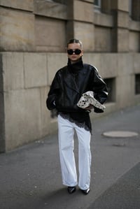 El look de jeans rectos y botas puntiagudas que revoluciona el 2026 