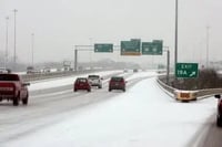 Autoridades alertan por riesgos ante el avance del clima invernal en Texas