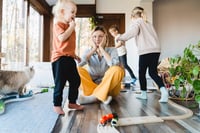 Padres en EU más relajados respecto a que sus hijos usen palabrotas, según una encuesta
