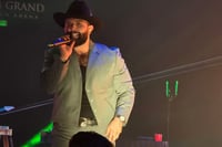 Carín León es diagnosticado con dengue y pospone conciertos