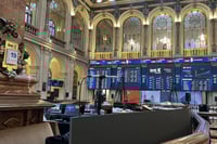 Wall Street cae 2.1% por riesgos globales, pero estrategas mantienen optimismo