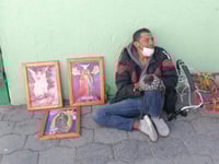 De la cárcel a la calle: hombre vende cuadros religiosos que él mismo elabora