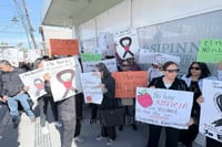 Maestros se manifiestan en PRONNIF por docente acusado de presunto abuso