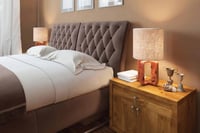 Objetos que debes quitar de tu mesita de noche para dormir mejor