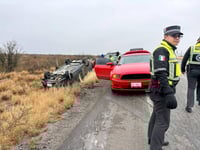 Familia resulta lesionada tras volcadura en la carretera 57, en Sabinas