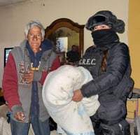 Agentes del G.R.E.C. apoyan a persona de la tercera edad en Nueva Rosita