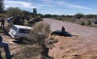 Corriente de río arrastra vehículo en Santa Ana, Sonora