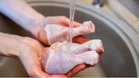 Por qué nunca debes lavar el pollo crudo y cómo prevenir la contaminación