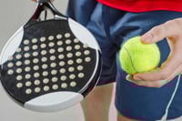 Del 'padel leg' a la rodilla: las lesiones más frecuentes en el pádel y cómo prevenirlas