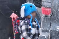 Juez federal frena deportación de niño y padre detenidos en Minnesota