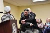 ¡Polémica en Minnesota! Agresor rocía sustancia a Ilhan Omar