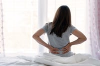 Por qué el dolor lumbar aparece al despertar y qué hábitos nocturnos lo causan