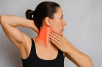 Los peligros ocultos de crujirse el cuello: ¿Es un hábito inofensivo o un riesgo mortal?