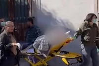 Abuelita de 102 años es llevada en camilla a banco para reponer su tarjeta en Durango