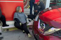 Adulto mayor atropella el pie de una mujer al intentar estacionarse