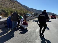 Vuelca camioneta en el Cariño de la Montaña en la carretera 30