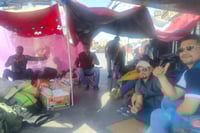 Ex obreros de AHMSA mantienen plantón en el Zócalo y exigen audiencia con Sheinbaum