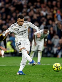 Real Madrid vence 2-1 al Rayo con polémico penalti en el descuento