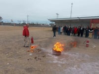 Protección Civil capacita a docentes en el uso de extintores en Múzquiz