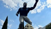 Roban placa conmemorativa del monumento a El Santo en Tepito