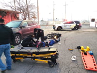 Accidente entre camioneta y motocicleta deja dos lesionados en Acoros