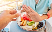 Este ingrediente en tus comidas podría estar elevando tu presión arterial sin que te des cuenta