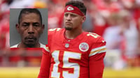 Padre de Patrick Mahomes arrestado por violar libertad condicional