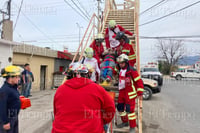 Trabajador sufre descarga eléctrica al colocar publicidad en puente peatonal de Monclova