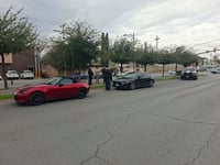 Choque entre vehículos Mazda genera movilización vial en el bulevar Madero