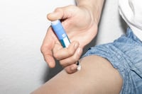 Inyecciones “milagro” para perder peso: moda que arriesga la vida