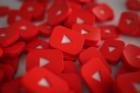 Caen 3% las acciones de Alphabet, matriz de Google