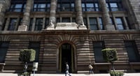 Banxico pausa recortes y mantiene tasa de interés en 7%